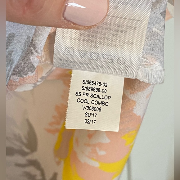 Banana republic floral short sleeve top with scallop sleeves - Picture 4 of 4